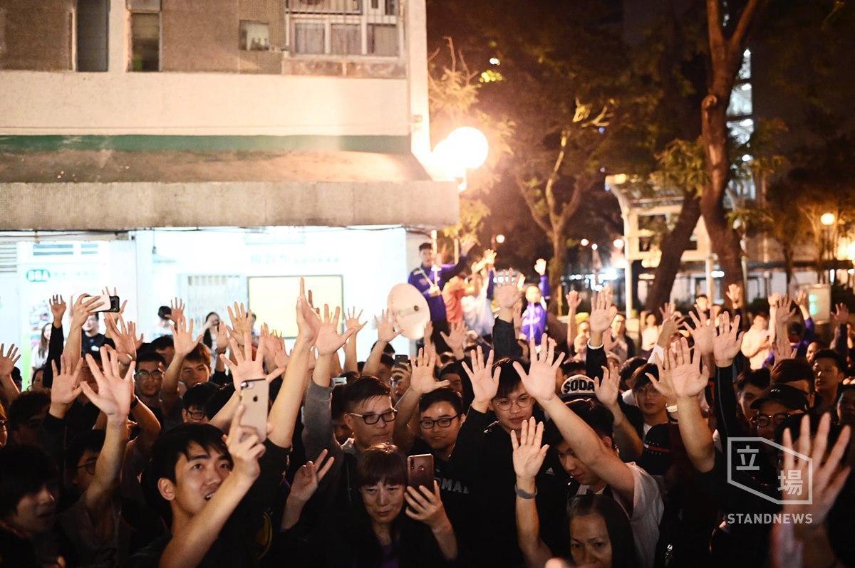 這次區議員選舉,建制派大將紛紛落馬,泛民主派大獲全勝。(翻攝自立場新聞臉書)