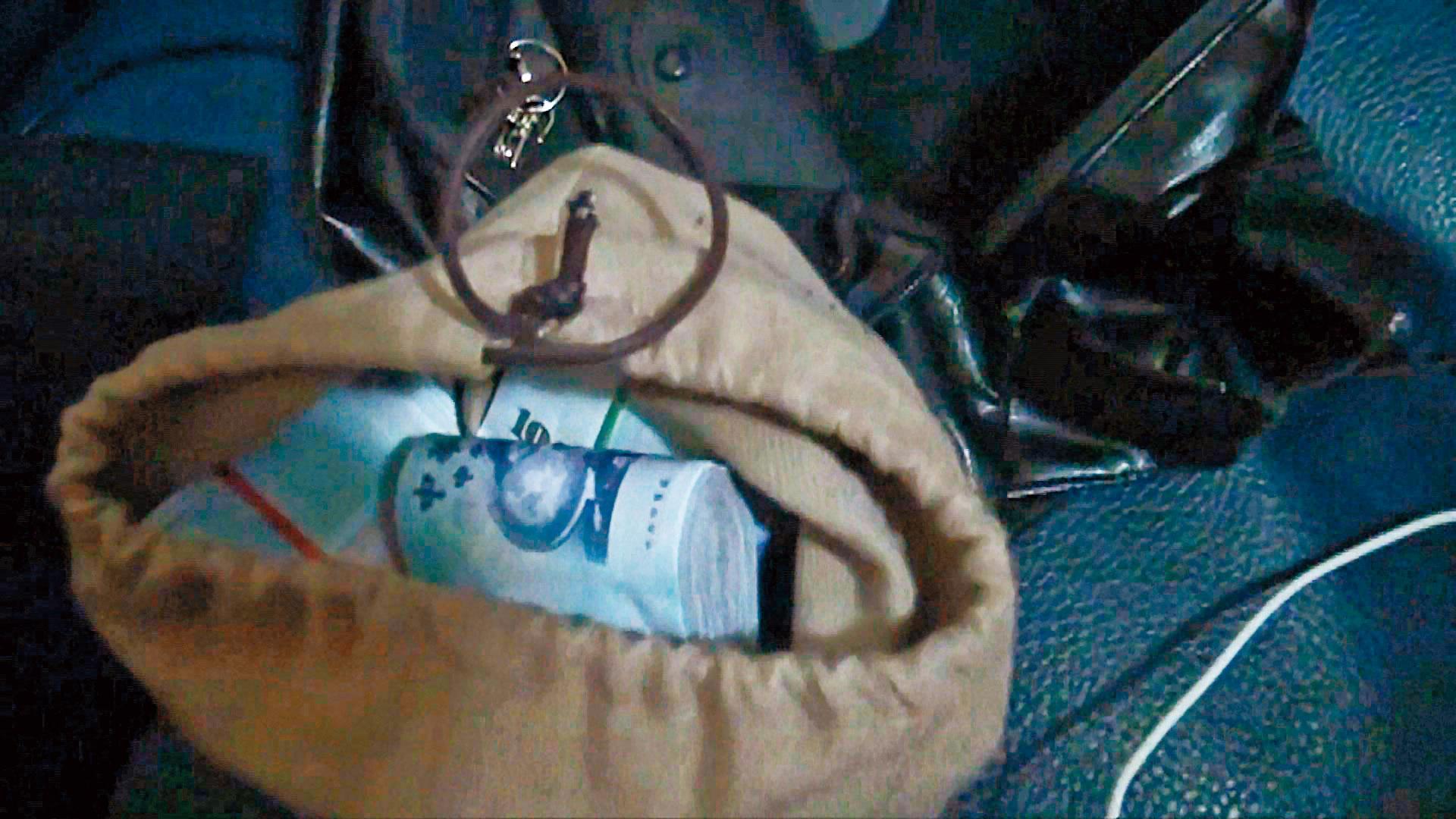 警方搜索陳福祥住處,發現槍支、子彈及四十多萬元現金。(警方提供)