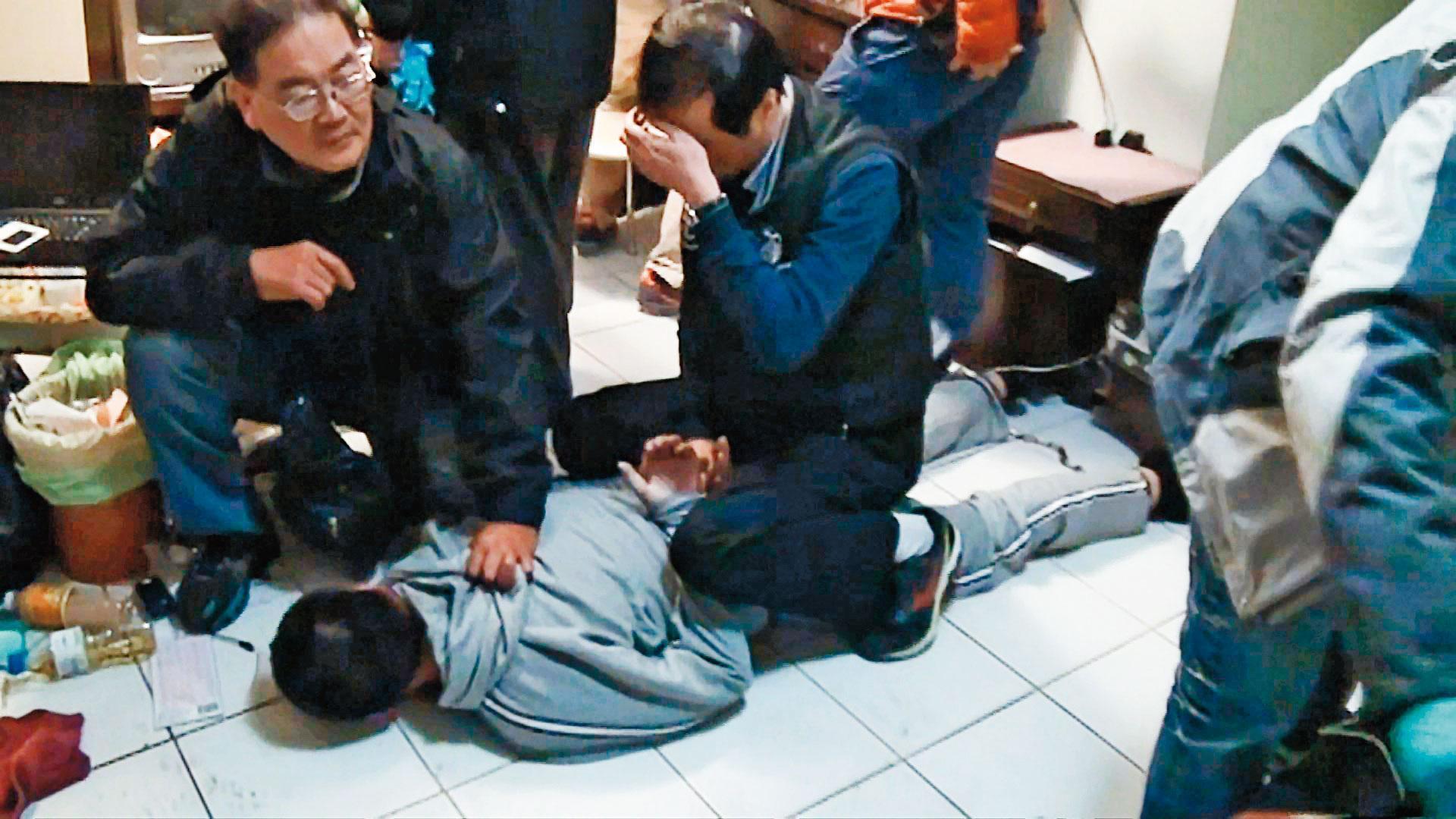 警方攻堅時,陳福祥正在看A片、來不及反抗,遭警方壓制。(警方提供)