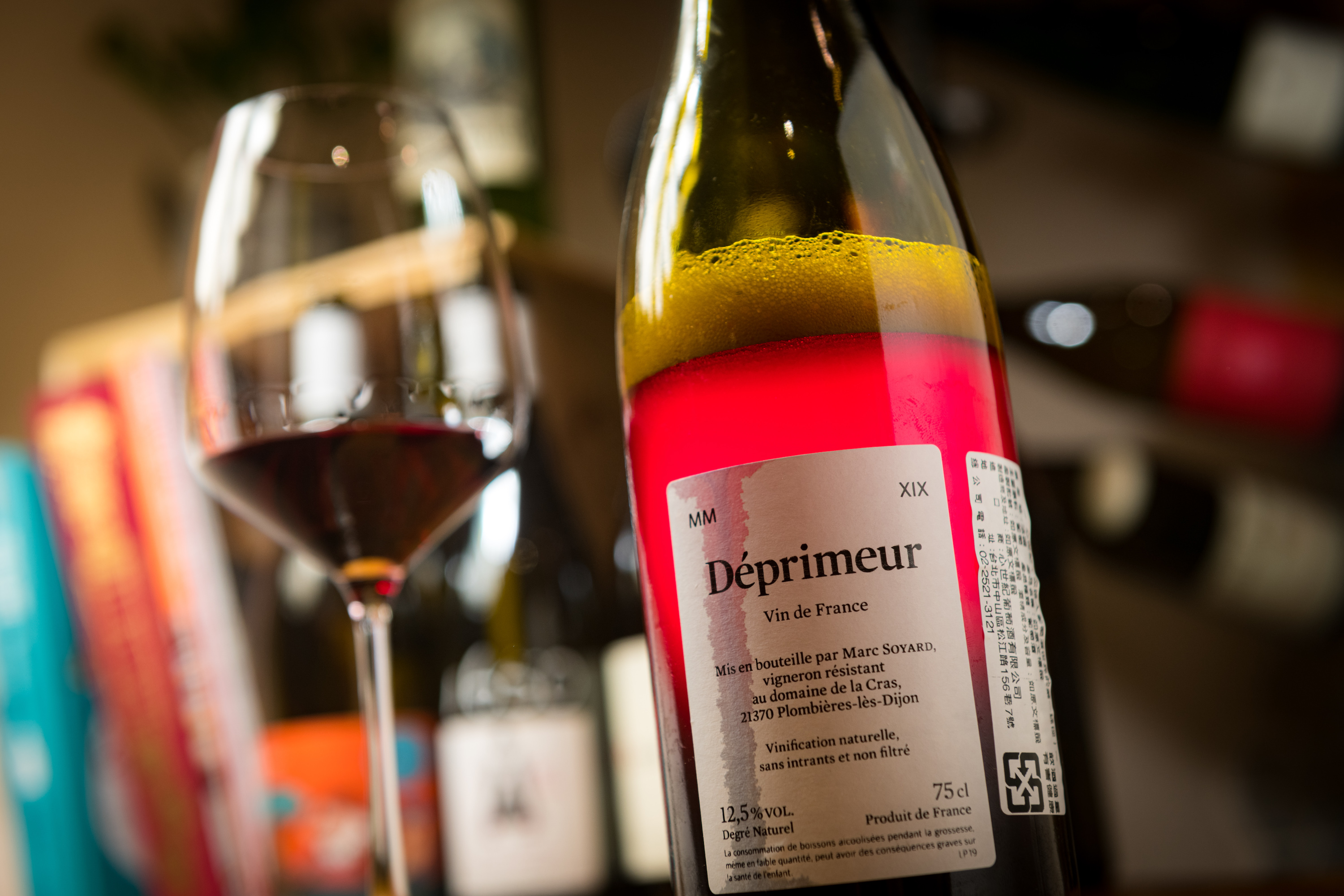 「 Domaine de la Cras “Deprimeur”」是在布根地釀造的黑皮諾新酒,搖瓶後充滿泡沫表示酒裡二氧化碳充足能保鮮。(代理商:心世紀)
