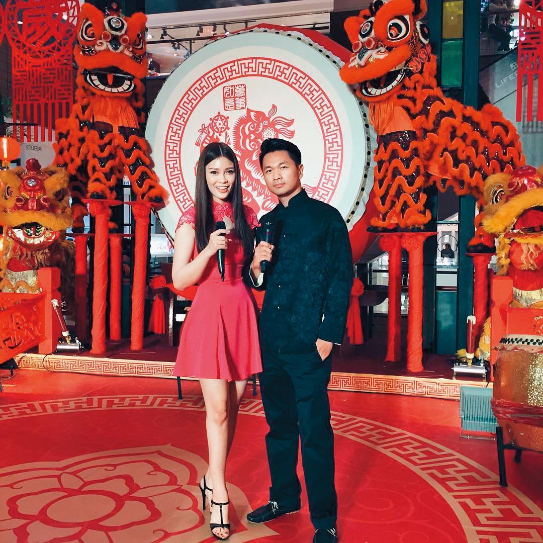 	J寶（左）擔任活動主持人練出好口才，也讓她直播時更加得心應手。（翻攝自J寶IG）