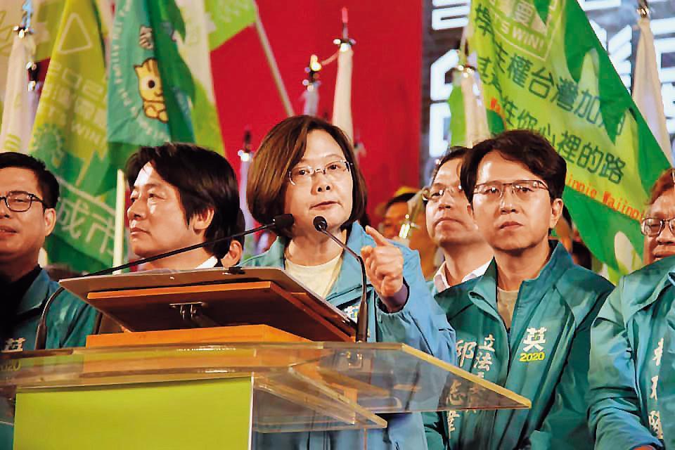 立委邱志偉(右)力拚連任,總統蔡英文(中)等人全力輔選。(翻攝邱志偉臉書)