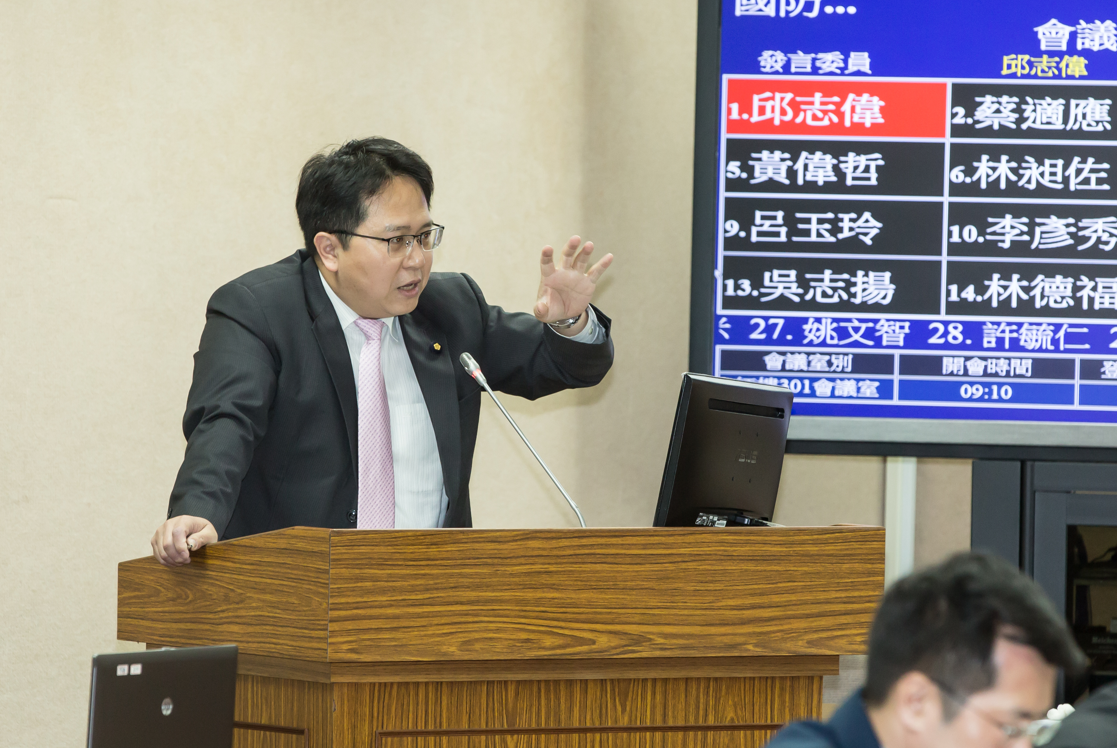 邱志偉是民進黨高雄市現任立委，這次將挑戰三連霸。