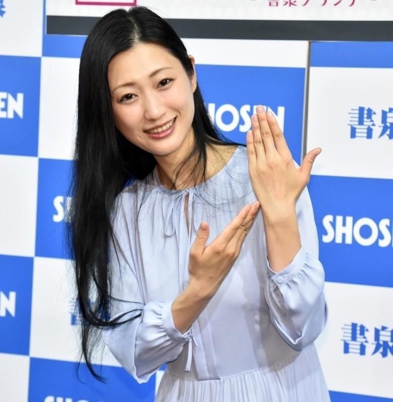 壇蜜秀出光禿禿的左手,自爆沒錢買結婚戒指。(翻攝自日本雅虎)