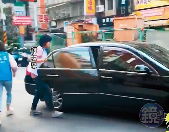 11月9日早上6點多,柯志恩穿著競選背心搭乘公務車到板橋,飛快上車替參加活動的里民送行。(讀者提供)