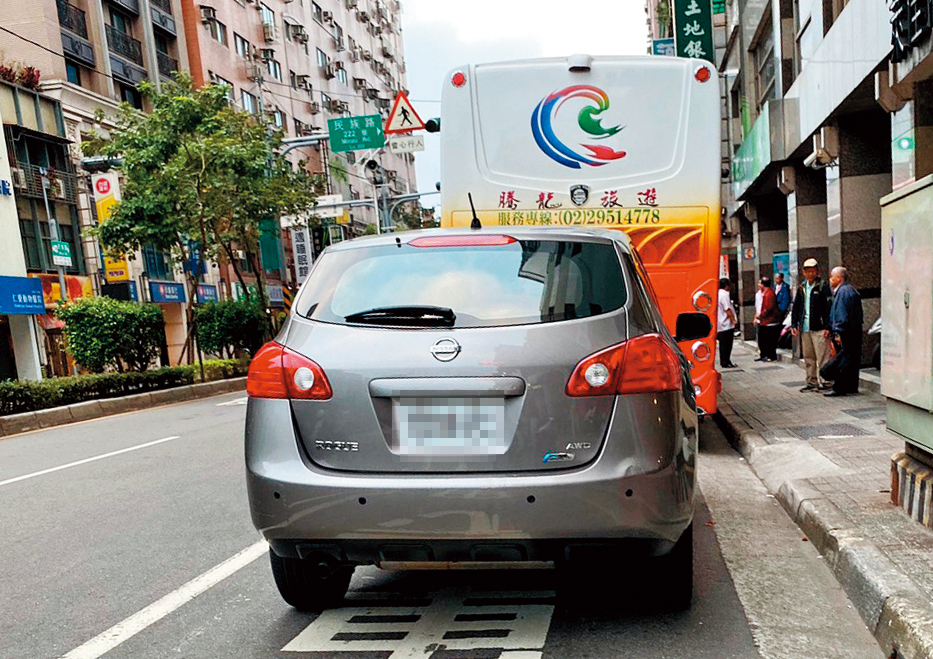 柯志恩明明有私人司機及房車（圖），一早勤跑基層拉票，卻仍派用立法院公務車惹議。（讀者提供）