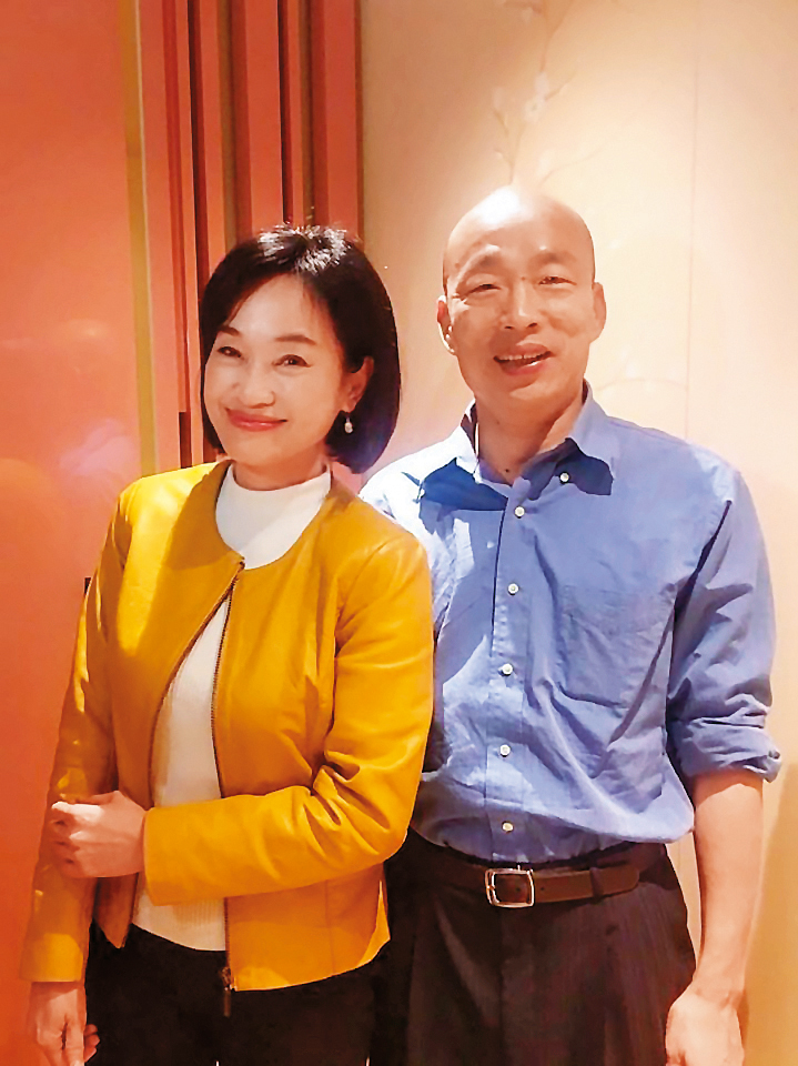 韓國瑜（右）選上高雄市長後，由於柯志恩（左）曾任電視節目主持人、大學學務長，且對教育政策熟悉，一度被視為副市長最佳人選。（翻攝柯志恩臉書）