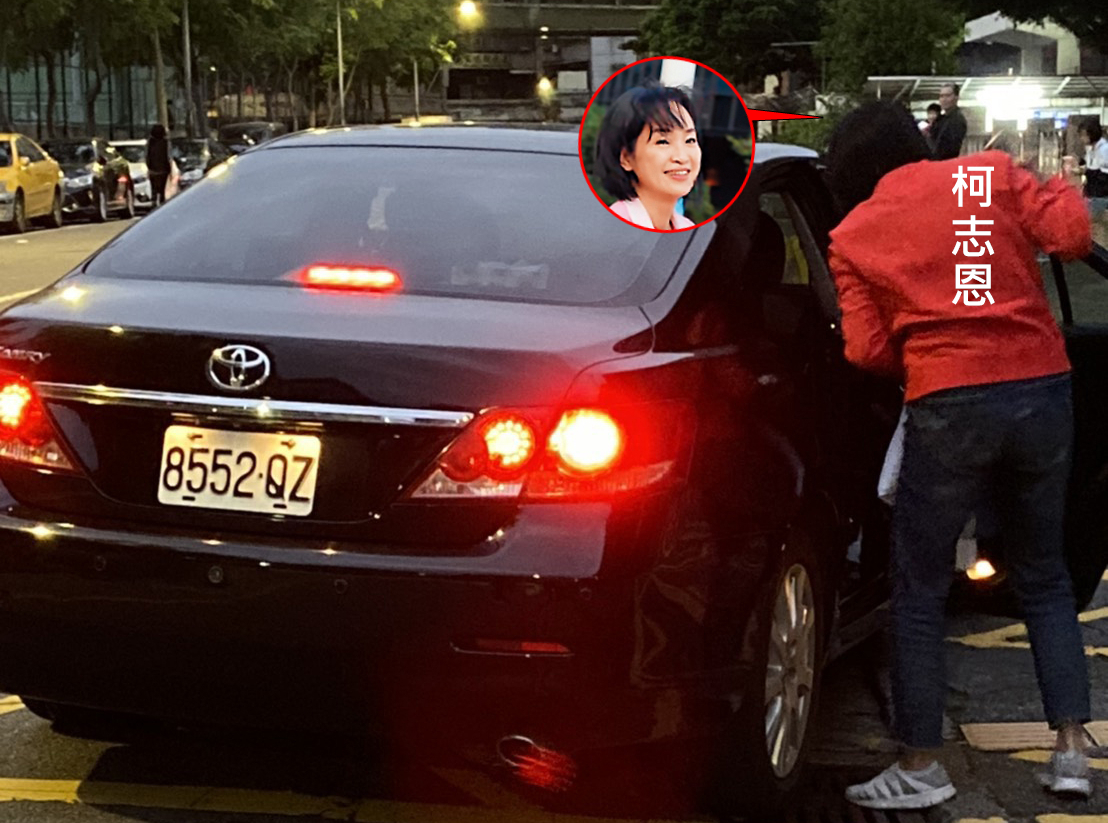 柯志恩在11月6日清晨5點50分，搭乘立法院公務車前往板橋區東丘里，替準備前往花蓮參加公益研習活動的里民送行。（讀者提供）