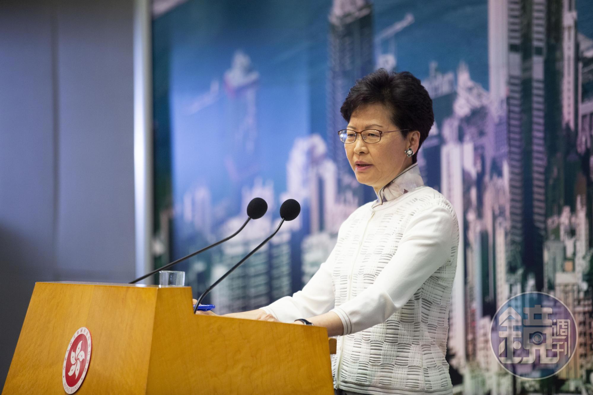 建制派於香港區議會選舉潰敗,香港特首林鄭月娥則表示尊重選舉結果。