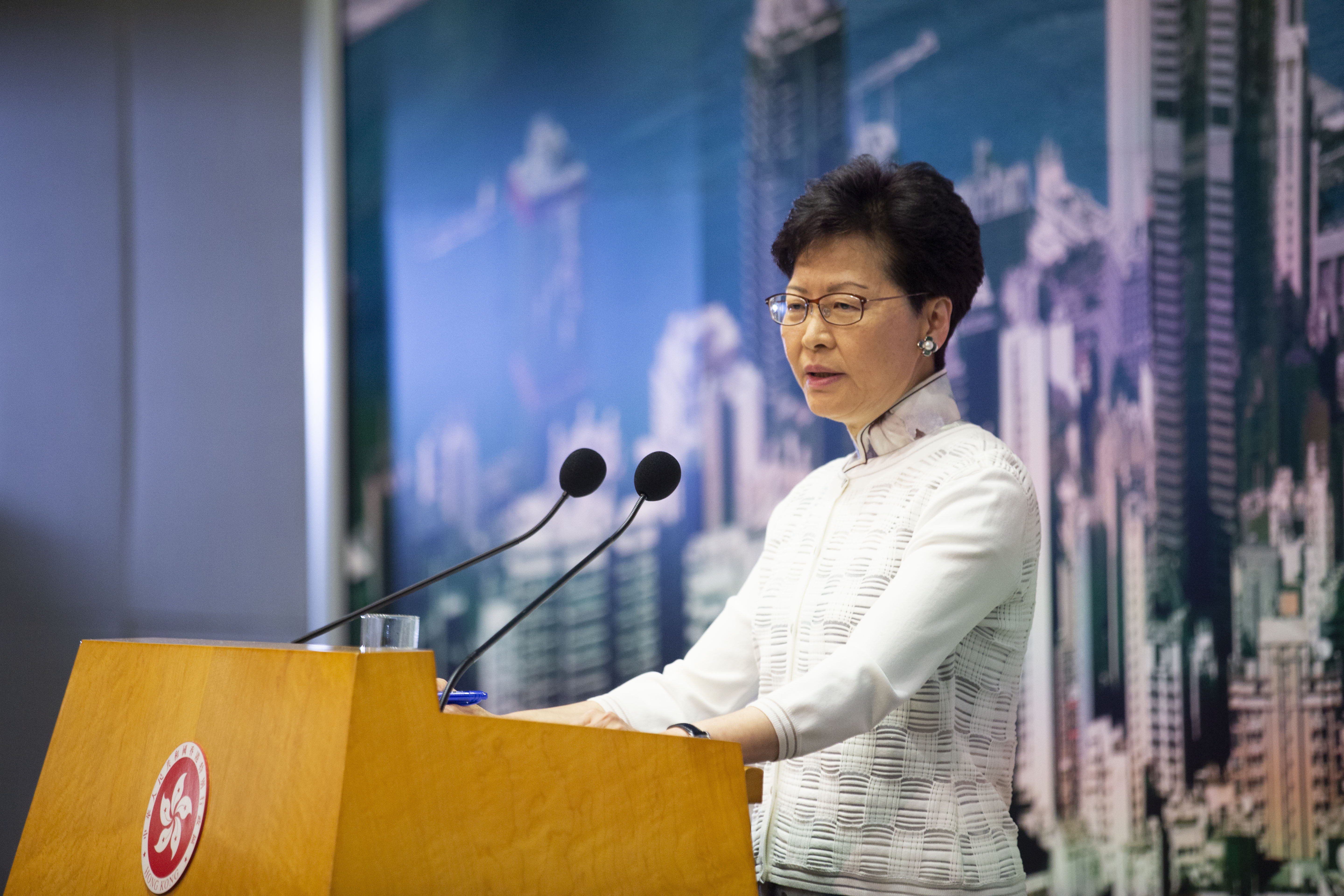 建制派於香港區議會選舉潰敗，香港特首林鄭月娥則表示尊重選舉結果。