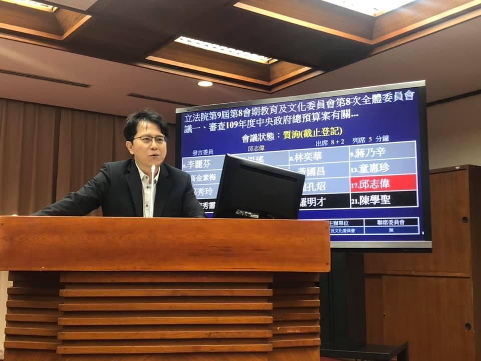 邱志偉是民進黨高雄市現任立委,這次將挑戰三連霸,其胞弟弟邱冠榕遭控打著哥哥的名號,招搖撞騙。(翻攝自臉書)