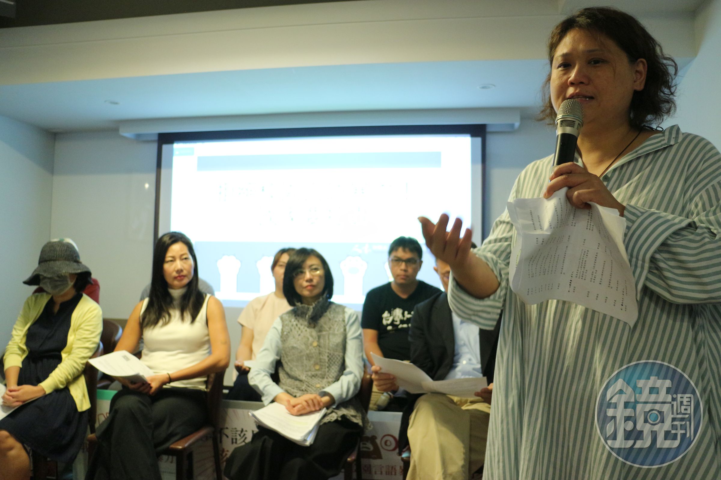 人本基金會召開記者會，執行長馮喬蘭陪同家長揭露師對生霸凌內幕。（人本基金會提供）