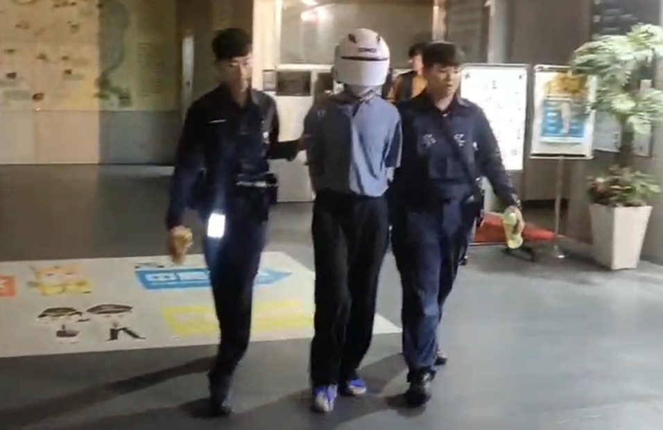 警開槍擊中輪胎，2人棄車逃逸，李嫌最後被逮送法辦。（翻攝畫面）