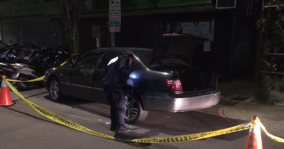 警方在2嫌車上蒐證，追查是否有違禁物品。（翻攝畫面）