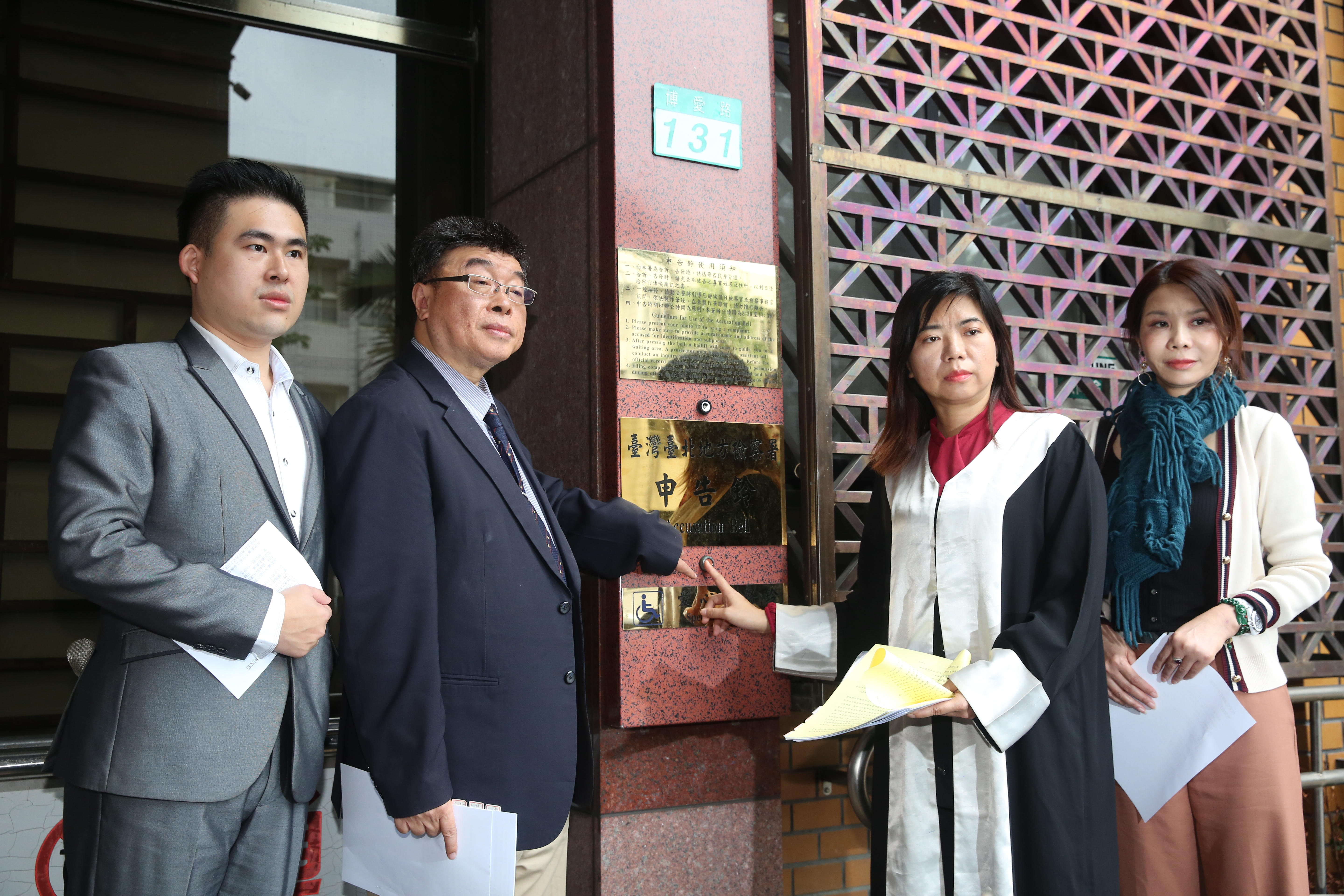 邱毅今與新黨發言人王炳忠、律師陳麗玲前往台北地檢署按鈴控告柯文哲。
