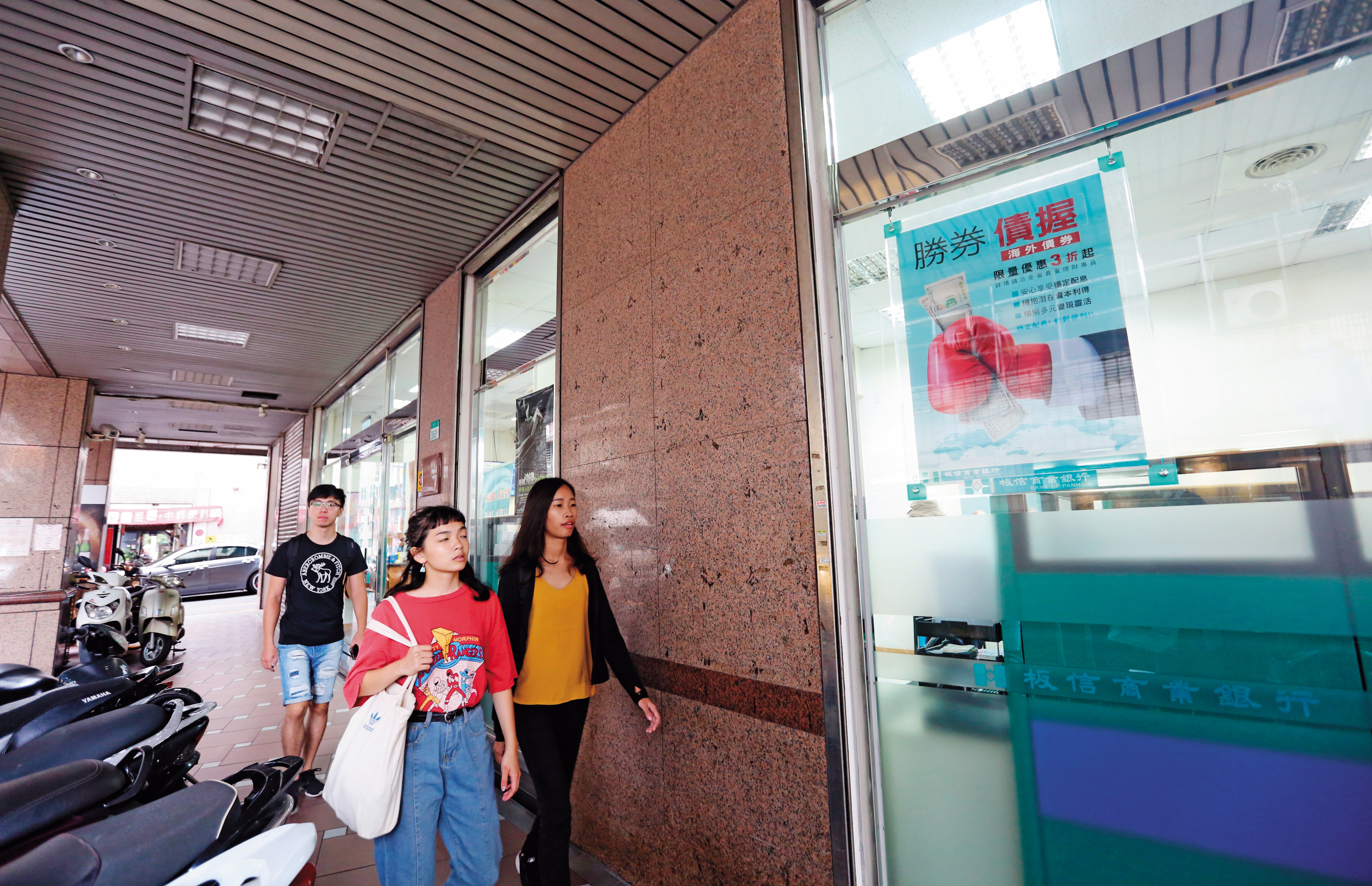 現階段貸款來投資債券型基金，因存在利差，確實可以放大報酬率，但得忍受期間的上下波動。