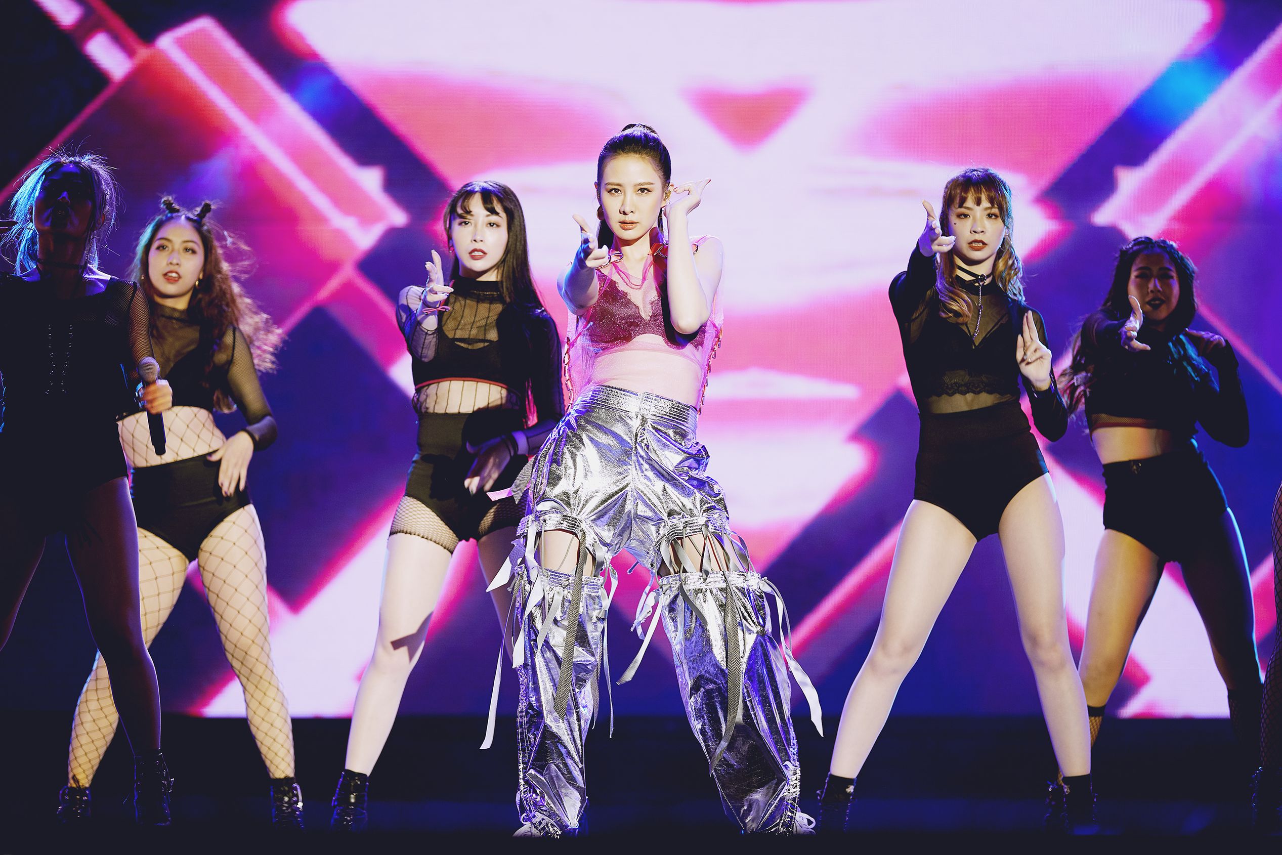 安心亞將為高雄夢時代跨年獻唱，正緊鑼密鼓籌備跨年表演曲目。（中天提供）