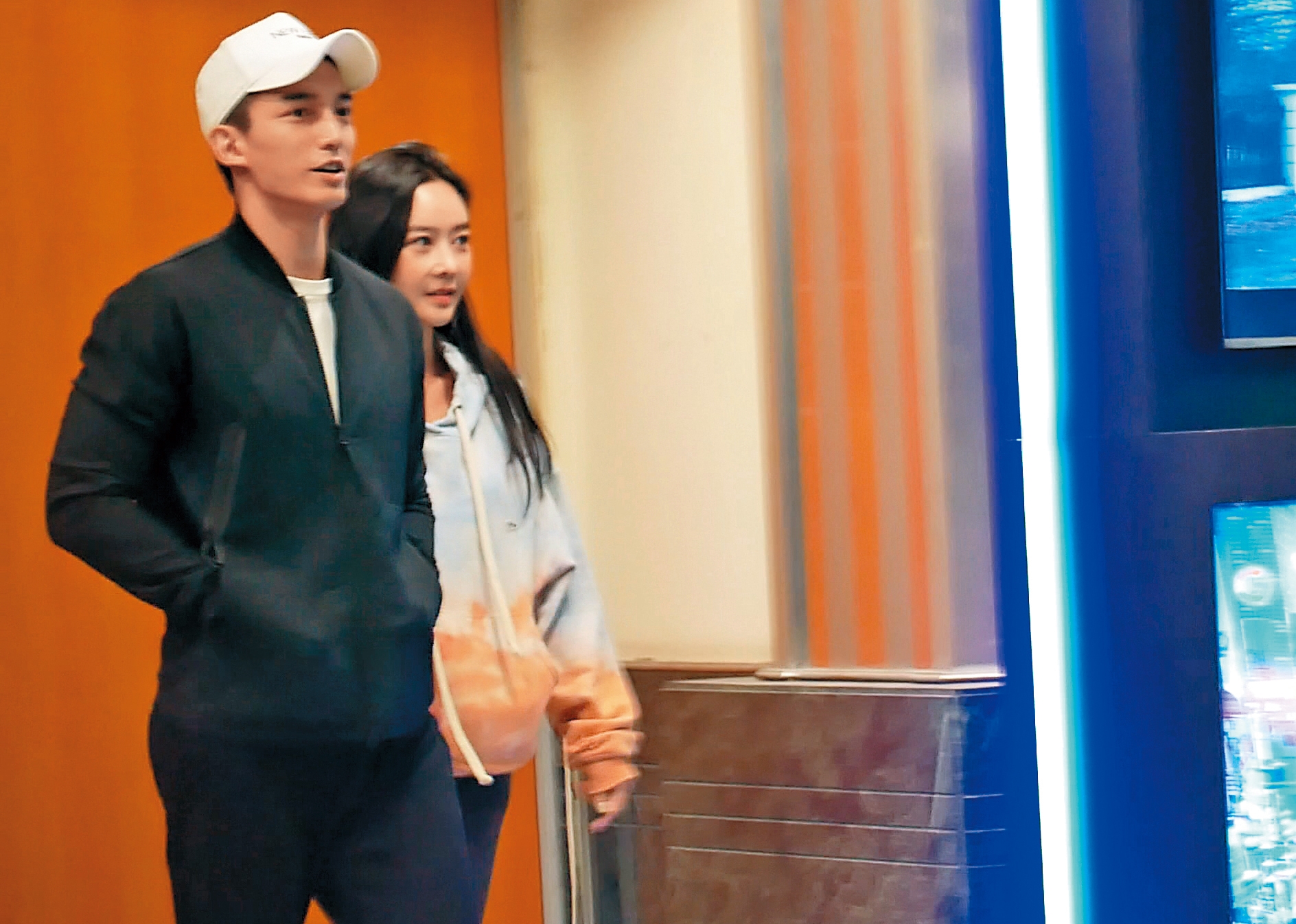 去年10月，本刊拍到王家梁（左）跟資工彌到台北京華城看電影，2人還邊走邊用英文交談。