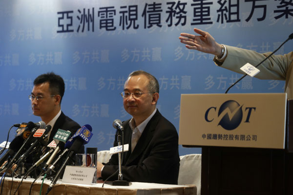 香港上市公司「中國創新投資」遭爆是中共間諜活動的前線，該公司董事長向心（中）夫婦今由桃園返港時遭移民署留置。（翻攝自網路）