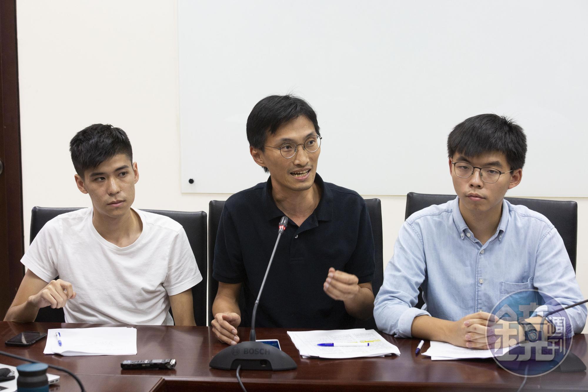 挑戰艱困選區的立法會議員朱凱迪(中)第三次挑戰建制派佔優勢的八鄉南選區,最終以300多票差距輸給鄉事派候選人。圖為本刊資料照。
