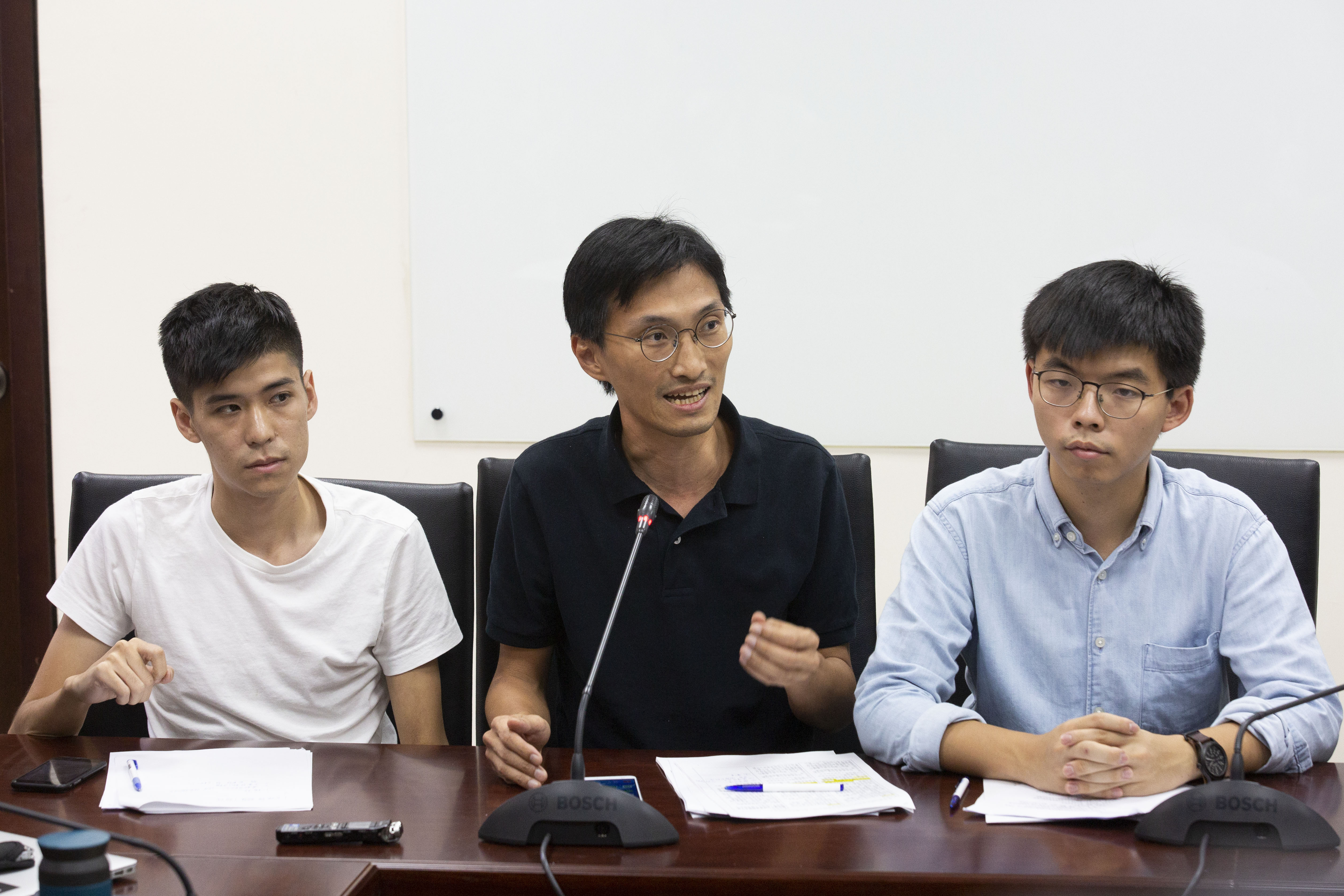 挑戰艱困選區的立法會議員朱凱迪（中）第三次挑戰建制派佔優勢的八鄉南選區，最終以300多票差距輸給鄉事派候選人。圖為本刊資料照。