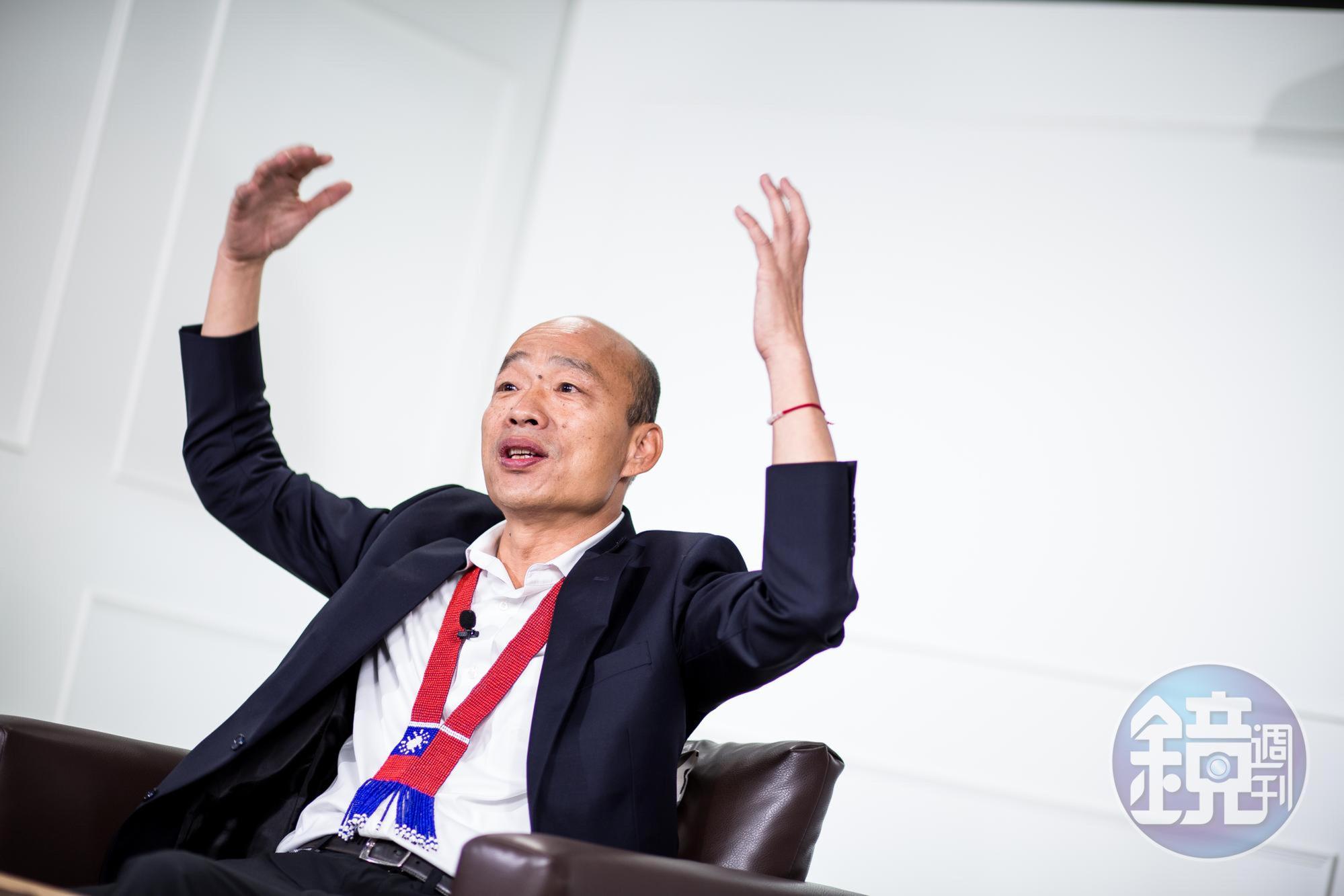 本次專訪，韓國瑜談人生、兩岸關係，談國防與外交，談到台灣與世界的關係，雙手舉起，如描述一個宇宙。