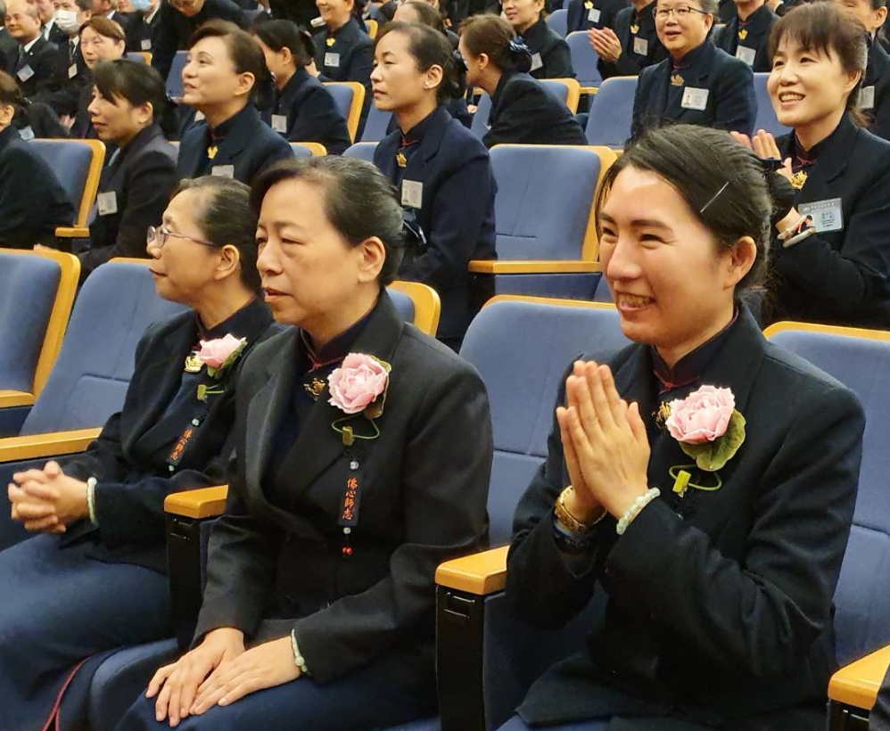 造血幹細胞捐贈者程翊婷（右），因捐贈過程了解慈濟團體深受感動，決定加入慈濟志工行列。（翻攝畫面）
