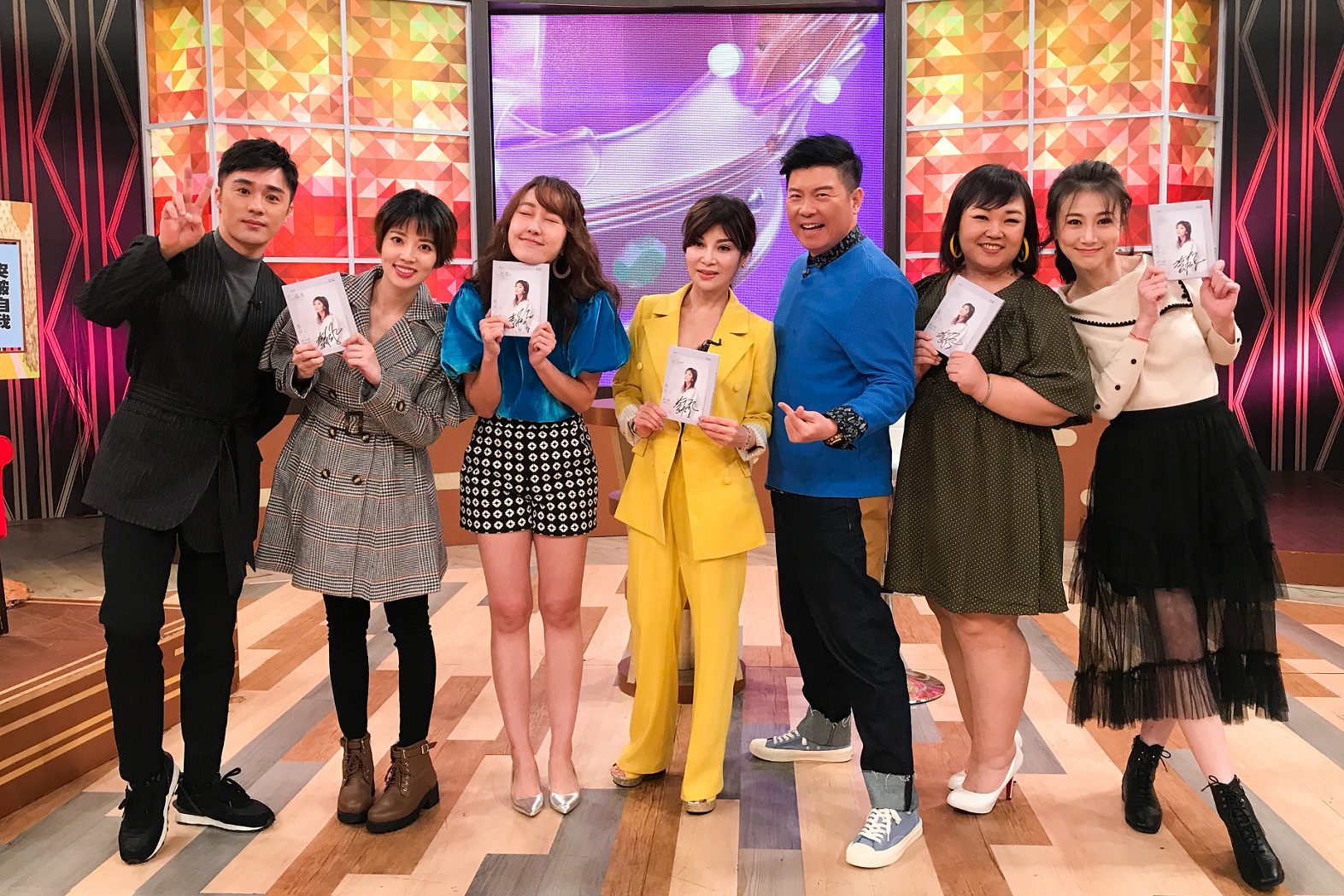 《一袋女王》邀請Sam、蔡秋鳳、李新、廖慧珍及阿諾上節目分享自己無心插柳遇到的意外結局。（衛視提供）