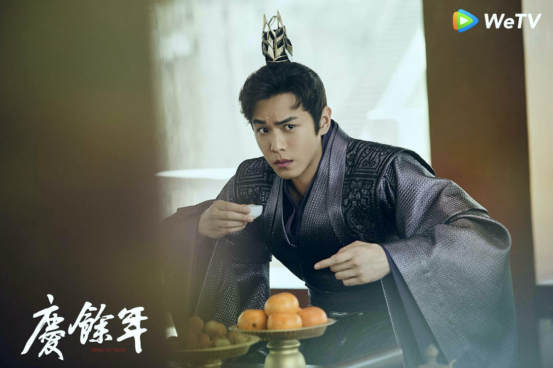 張若昀演出《慶餘年》帥氣模樣吸引三位女子追求。（WeTV提供）