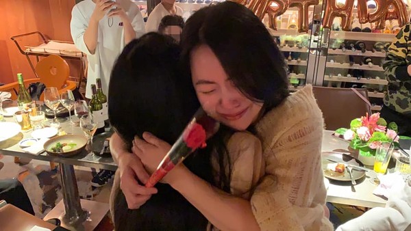 二女兒突然送上一朵康乃馨，讓小S感動落淚緊緊抱住她！（翻攝自小S臉書）