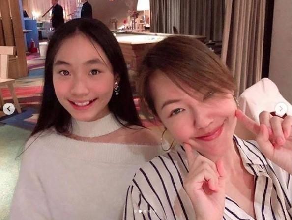 小S(徐熙娣)婚後育有Elly(許俏妞)、Lily和許老三,女兒們都相當懂事。(翻攝自小S IG)