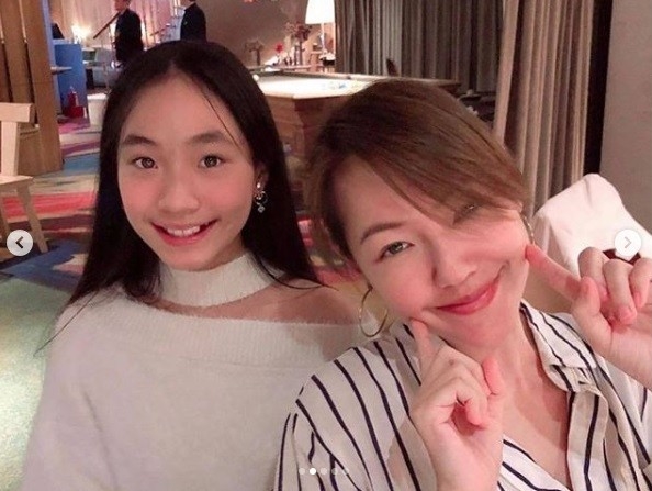 小S（徐熙娣）婚後育有Elly（許俏妞）、Lily和許老三，女兒們都相當懂事。（翻攝自小S IG）