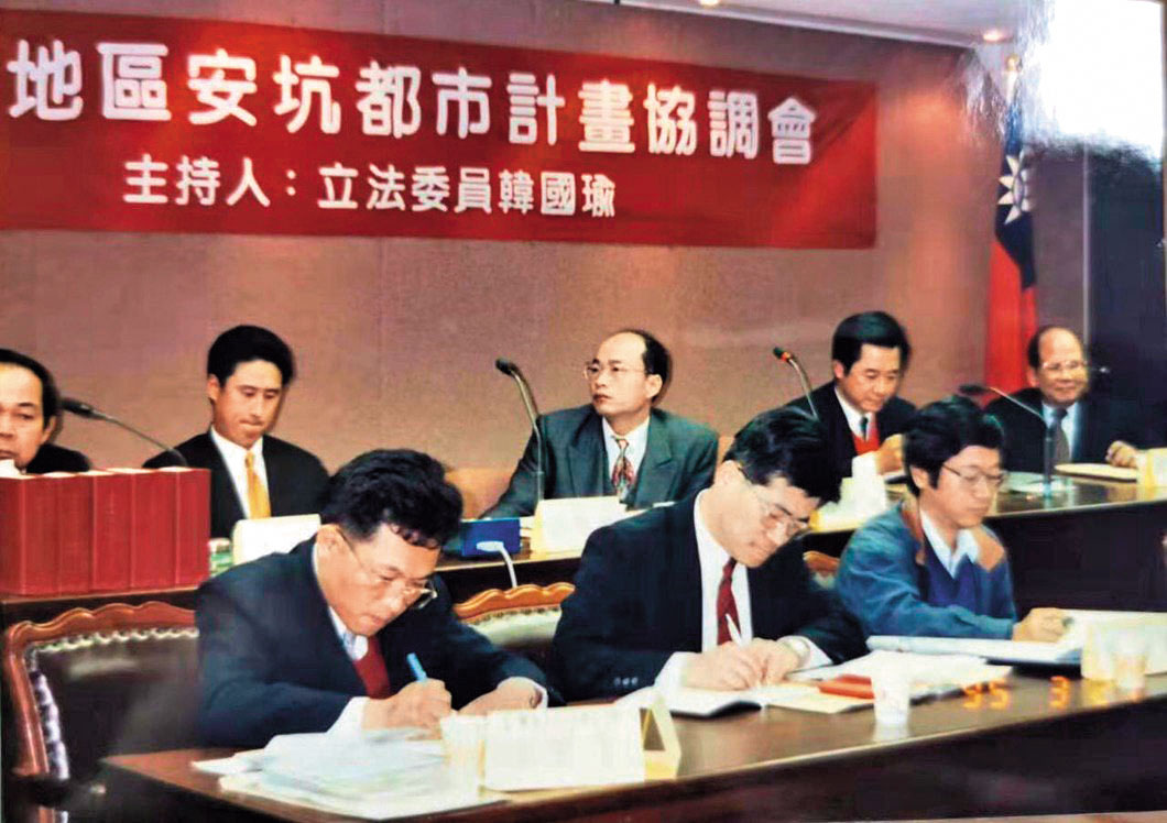 選上台北縣議員後，韓國瑜任期未滿，就趁著趙少康旋風，順勢選上立法委員。（韓國瑜提供）