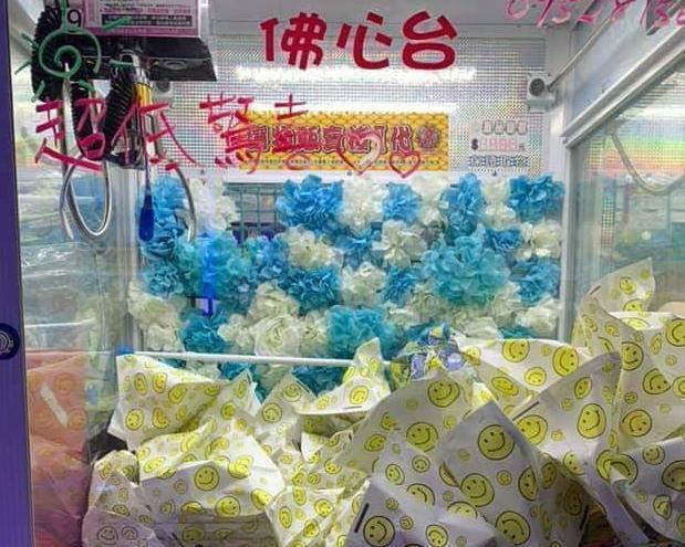 女網友日前因好奇用20元夾了驚喜包,結果一拆看到內容物後直接傻眼,爆氣發文「如果知道內容物根本不會想夾」。(翻攝自爆怨公社)