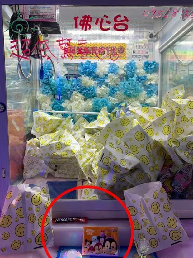 女網友拆看發現裡面只有一包袖珍面紙及即溶咖啡包,「超低價」驚喜使她十分無奈。(翻攝自爆怨公社)