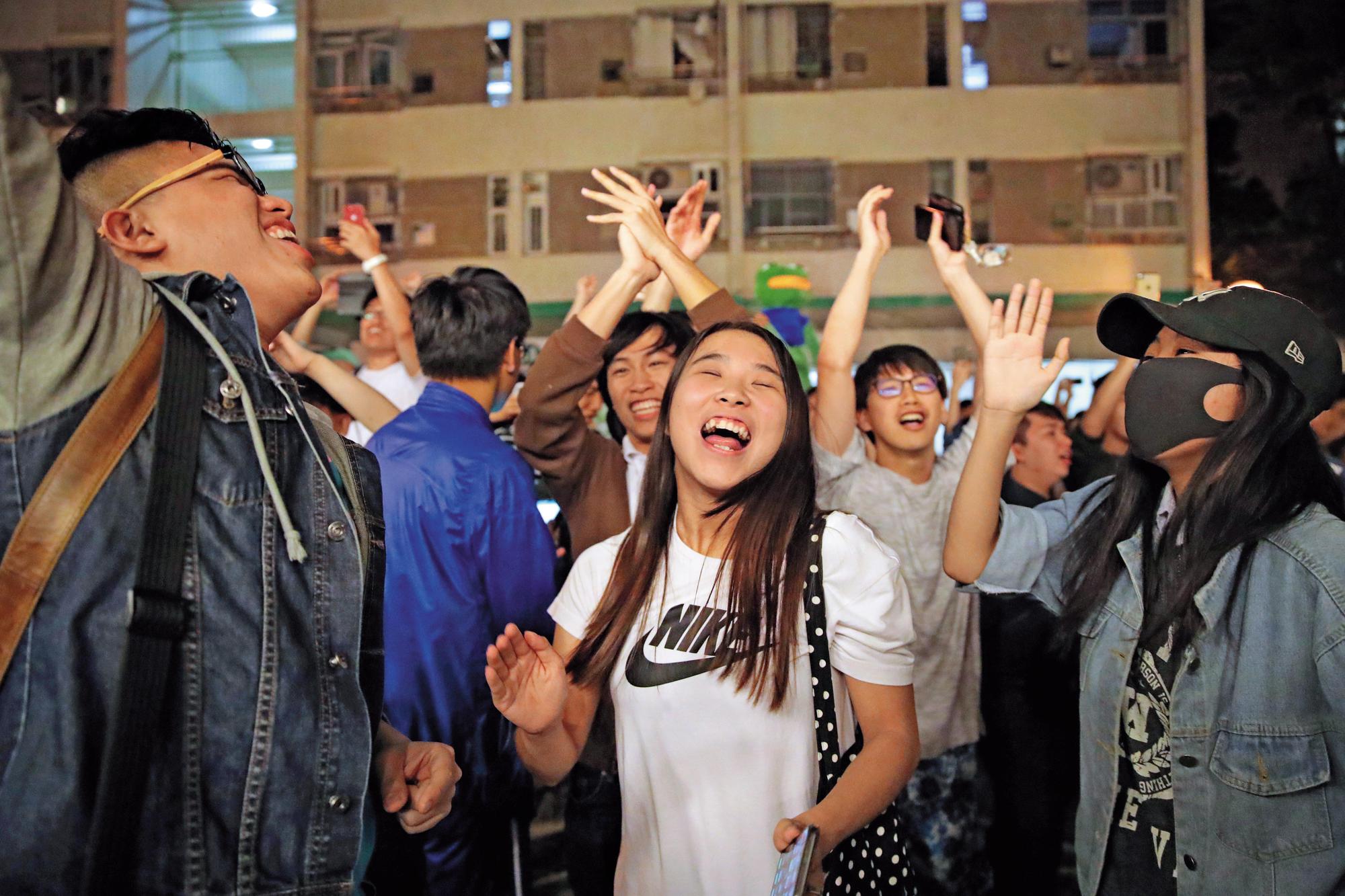王立強叛逃新聞傳出的隔天，香港區議會泛民主派大勝，香港民眾歡聲雷動。（達志影像）