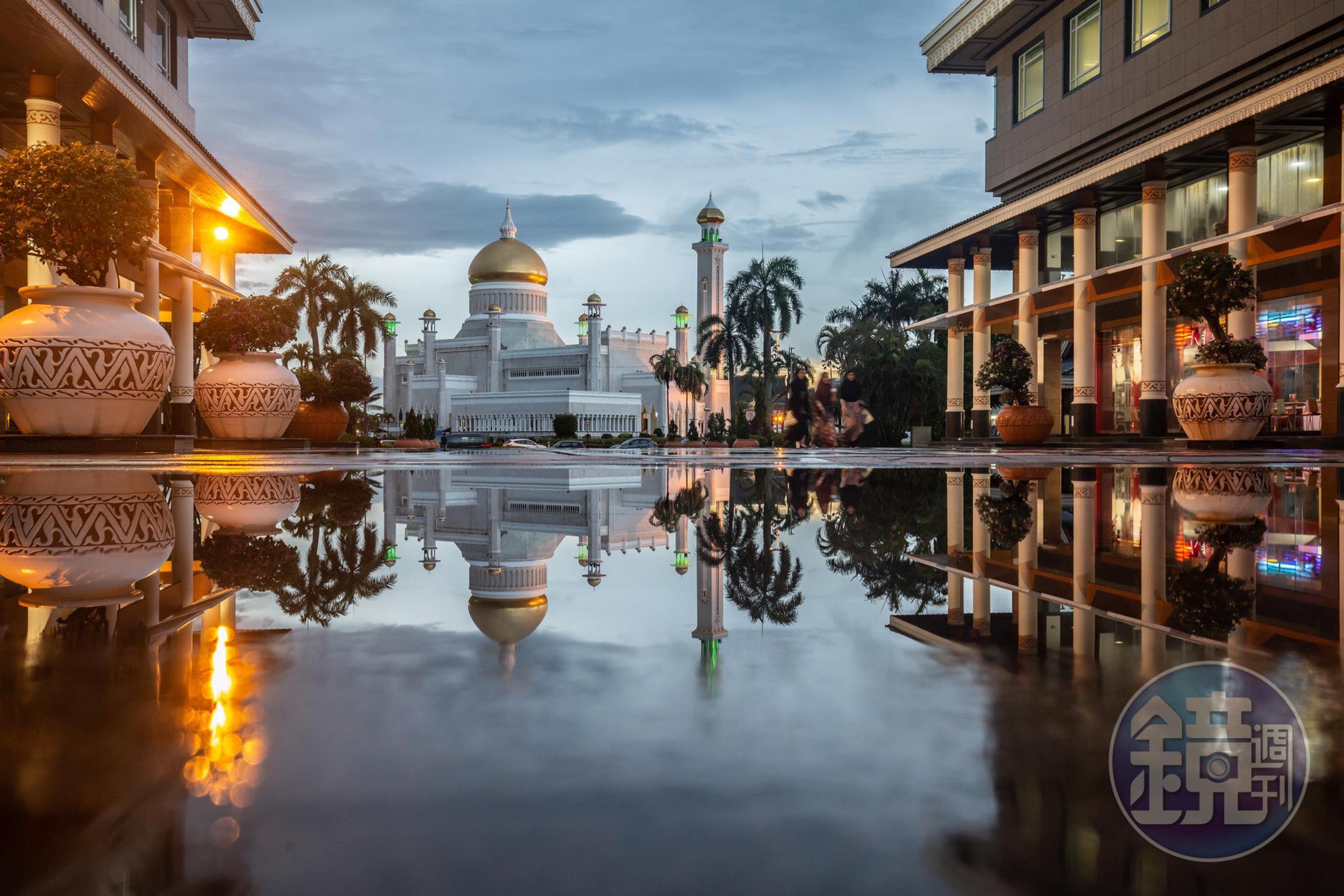 奧瑪阿里清真寺（Omar Ali Saifuddien Mosque）。