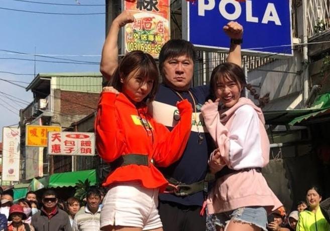 胡瓜不認老，堅持要跟峮峮（左）、小豬（右）玩遊戲。（民視提供）