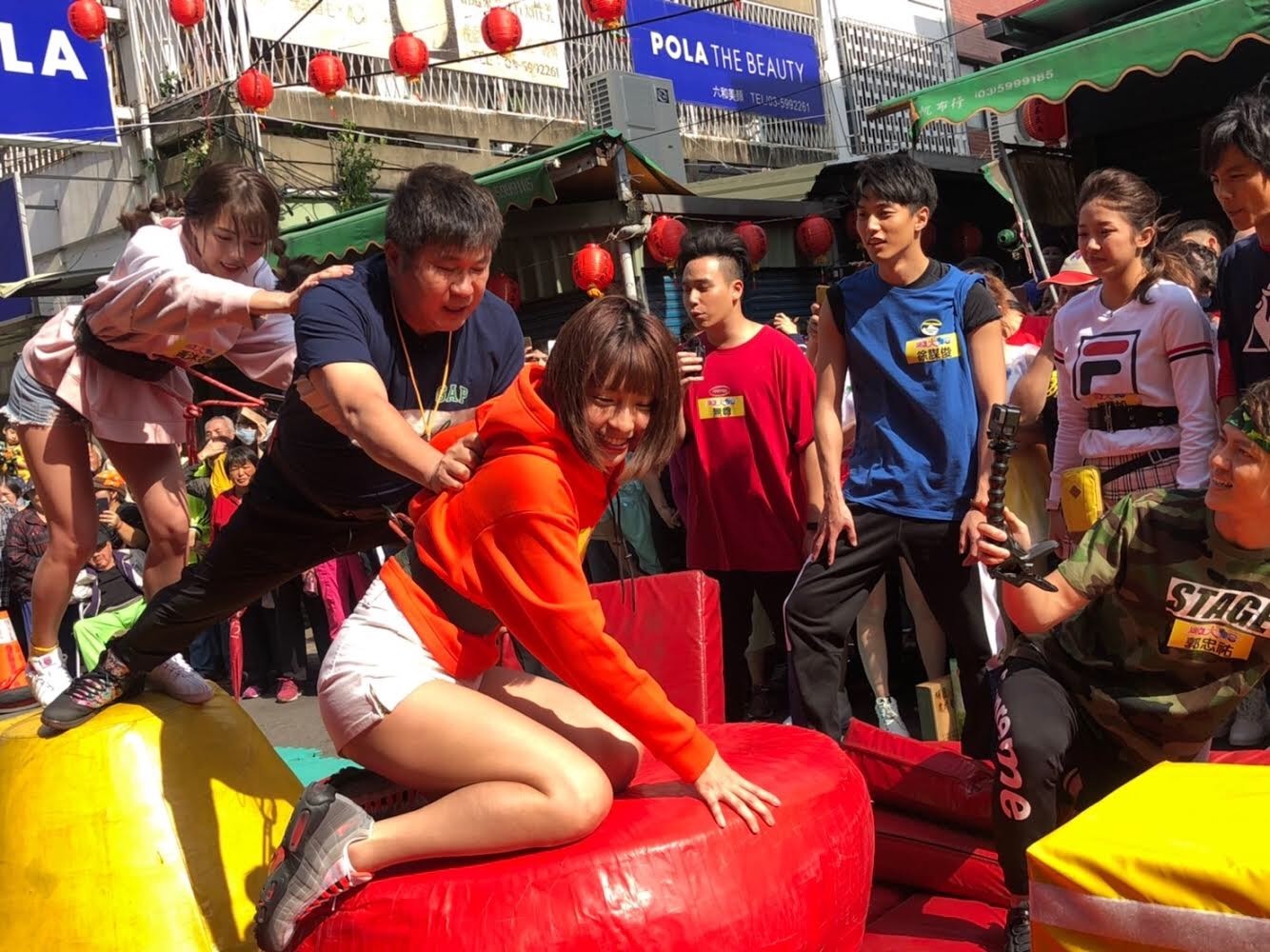 胡瓜揪宅男女神峮峮（前）與小豬（後）一起玩遊戲。（民視提供）