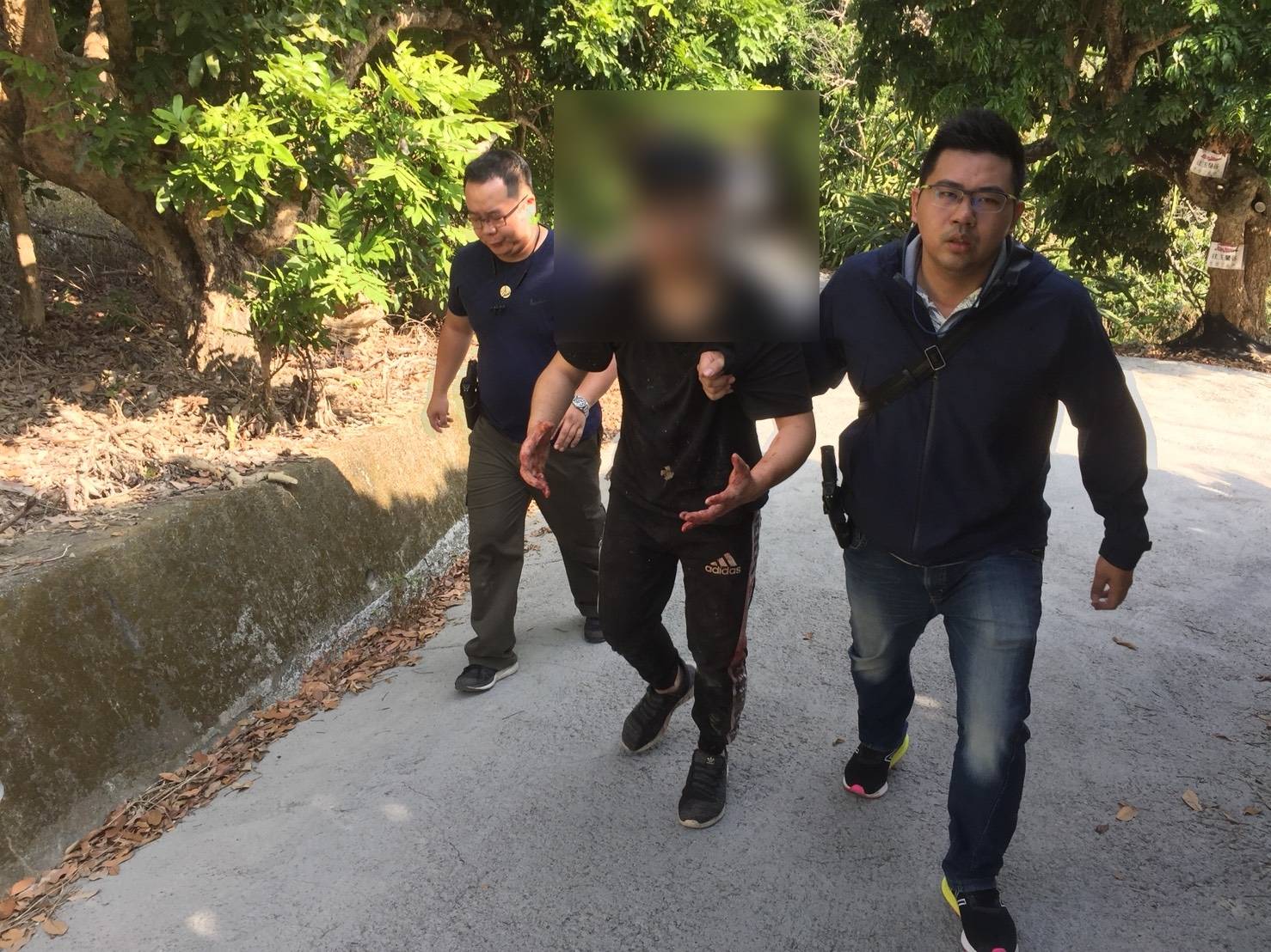 警方趕往霧峰山區逮捕李姓主嫌。（翻攝畫面）