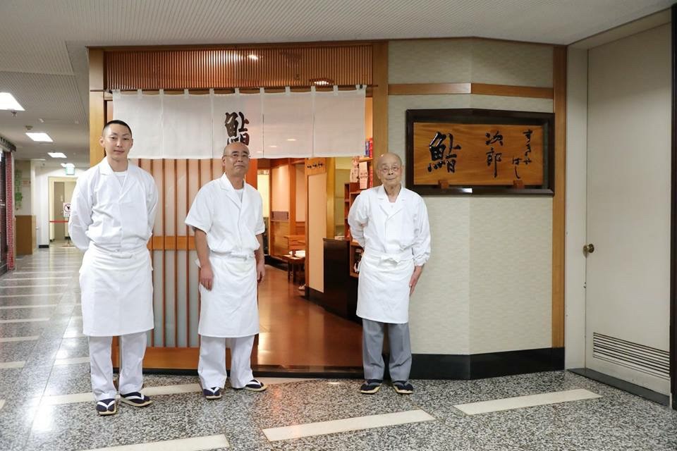 由小野二郎主理的「數寄屋橋次郎」位於銀座「塚本総業」大樓地下一樓。