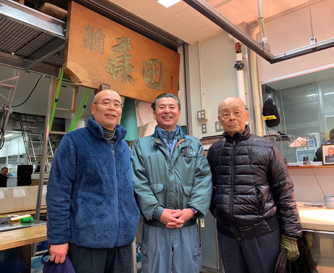 築地市場搬遷之前，已許久未親自踏進市場的小野二郎（右）在大兒子小野禎一（左）陪同下，來與長年配合的鮪魚經銷商藤田浩毅（中）道謝。