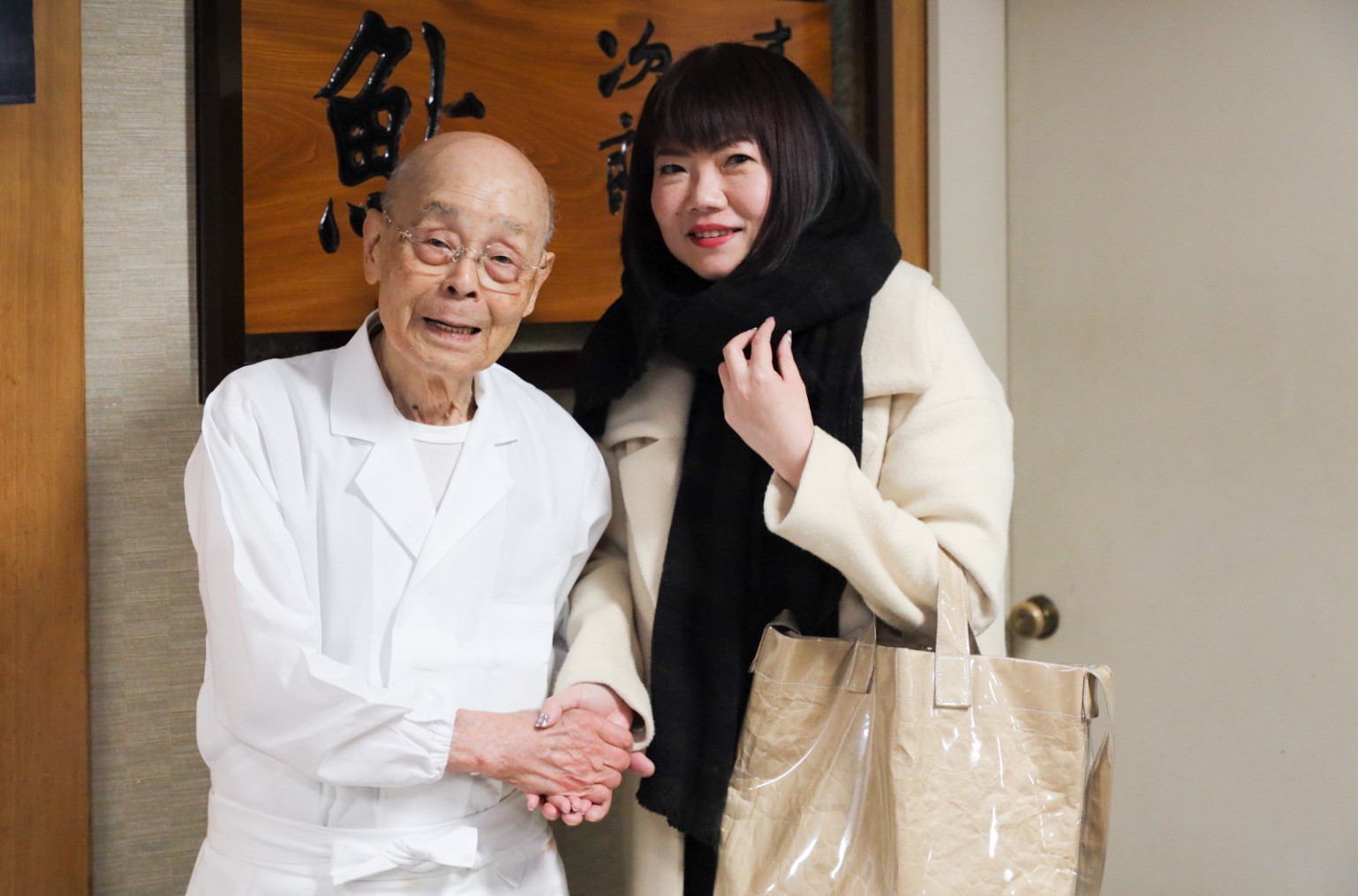 旅居日本多年的美食達人胡家雯（右），是吃過最多次「數寄屋橋次郎」的台灣人。