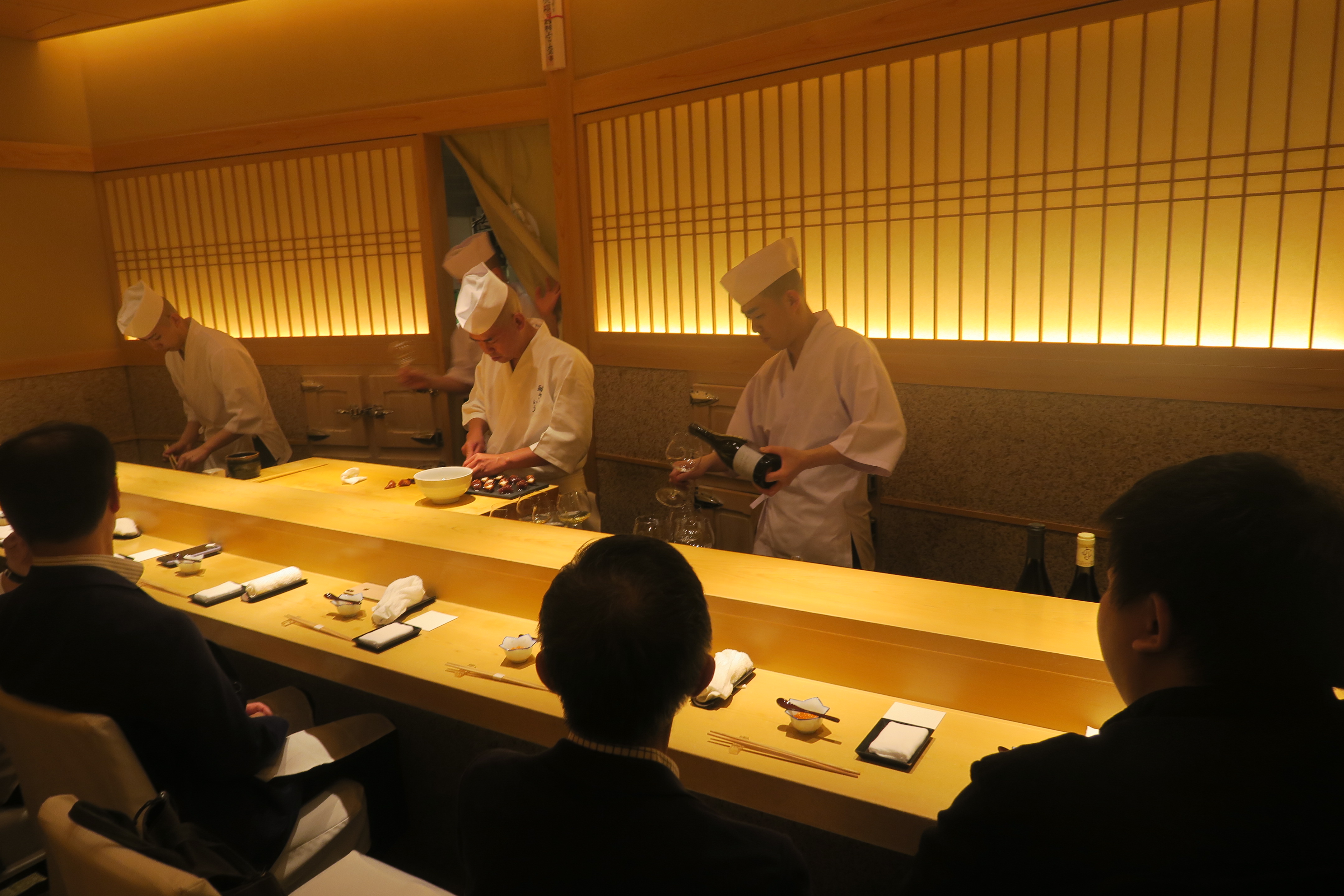 「齋藤壽司」是東京最小的壽司店，板前僅有8個位子。