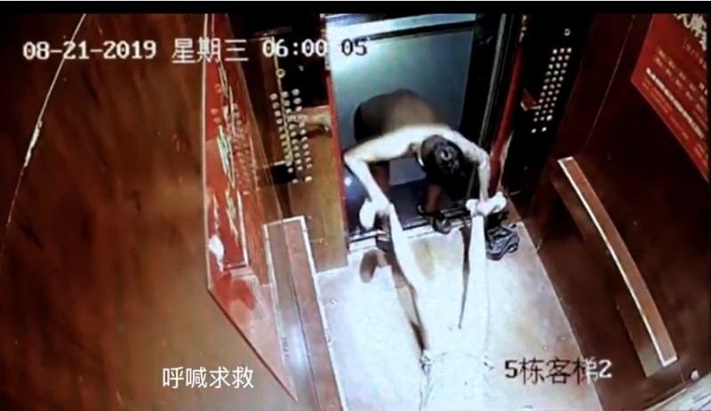 宇芽被男友從電梯裡拖出去,她不停呼救也沒用。(翻攝自微博)