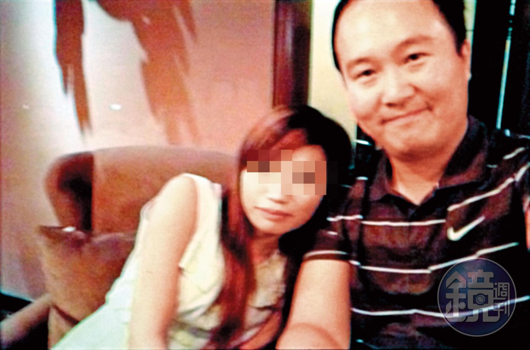 張乙濤(右)曾與吊帶襪女、甜美萌妹親密合影,關係匪淺。(讀者提供)