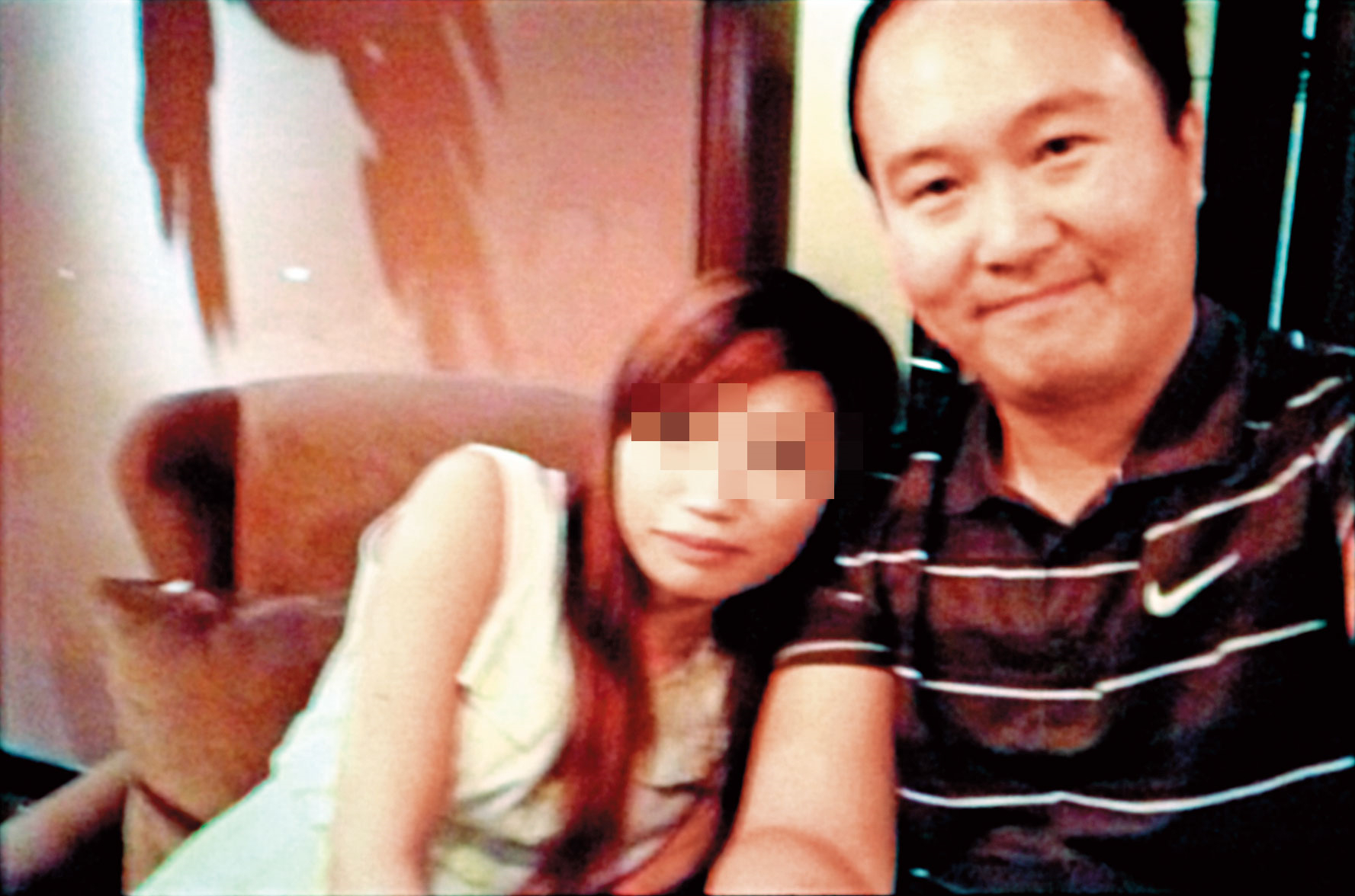 張乙濤(右)曾與吊帶襪女、甜美萌妹親密合影,關係匪淺。(讀者提供)