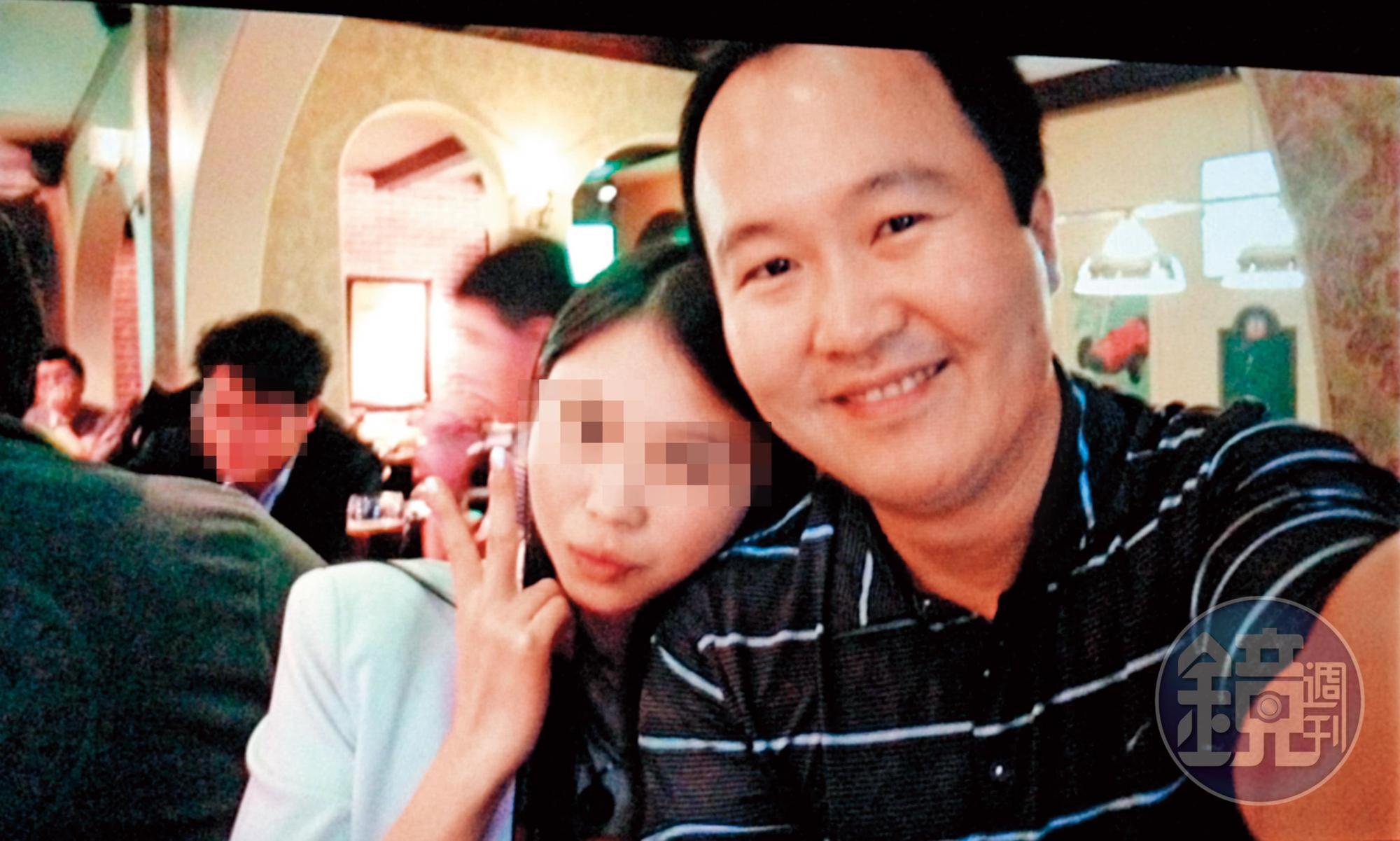張乙濤(右)曾與吊帶襪女、甜美萌妹親密合影,關係匪淺。(讀者提供)