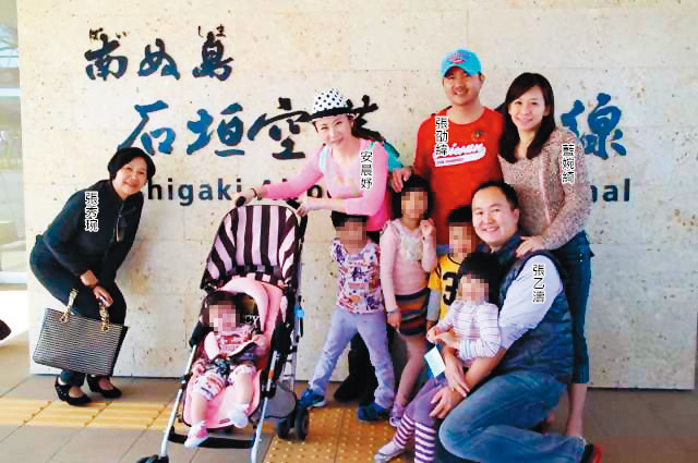 元祖2個少東相繼外遇婚變，一家人與母親張秀琬和樂出遊的照片已成往事。（讀者提供）