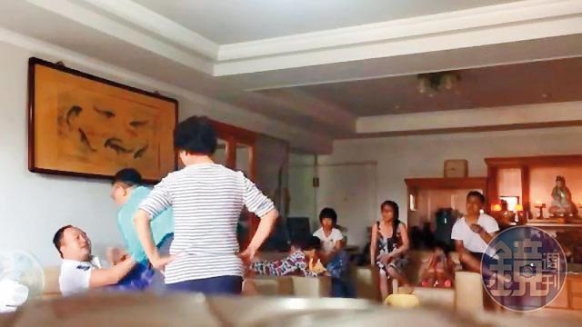 張乙濤(左)與前妻離婚鬧得相當不堪,後來甚至還因踹前岳父(左2)而被告傷害。(讀者提供)
